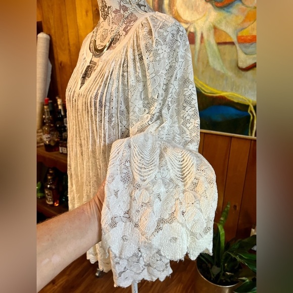 🛍️V. CHRISTINA Cream lace long sleeve blouse size L. - Picture 3 of 12